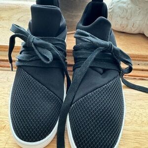 Steve Madden Women's Lancer‎ Mid Top Sneaker In Black size 6 excellent condition